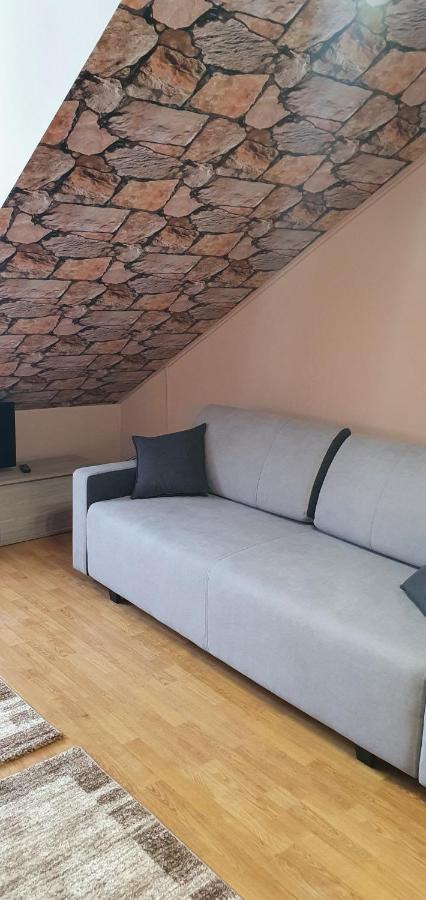 Venusz Apartman Cserkeszőlő Bagian luar foto