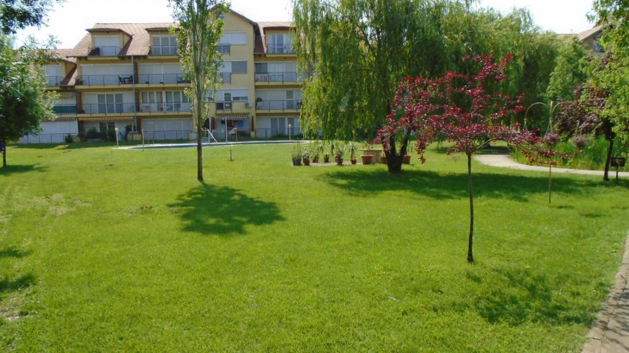Venusz Apartman Cserkeszőlő Bagian luar foto